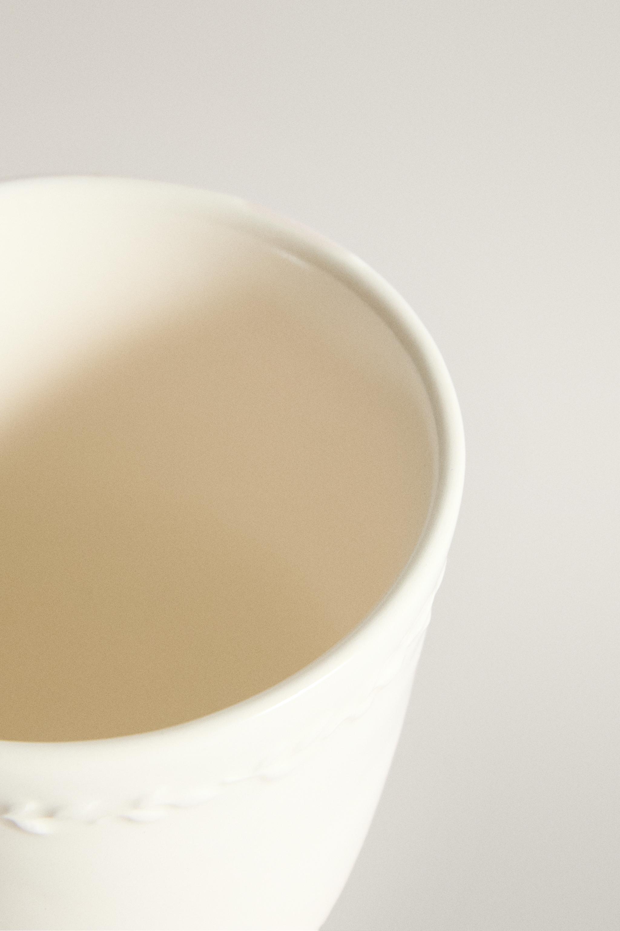 TASSE EN FAÏENCE À BORD RELIEF